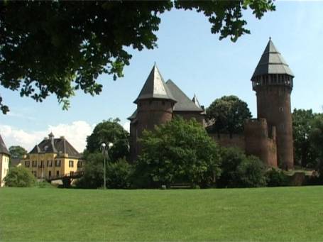 Krefeld-Linn : Am Rande des Burgstädtchens liegt die Wasserburg Linn